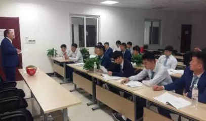 地铁驾驶员的一天 安全与责任的双重保障