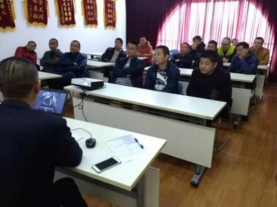 抓好源头管理，强化安全教育——三分开展重点驾驶员安全再培训活动